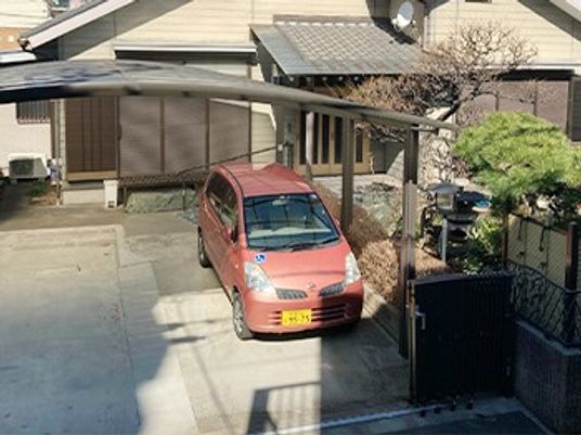 駐車場のある外観  