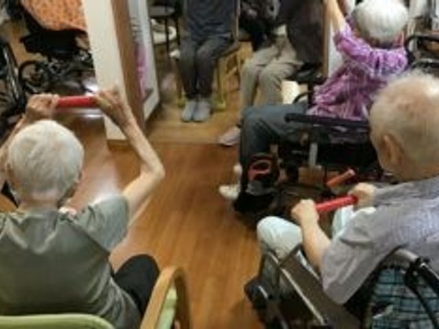 運動を楽しむ集いの場 多目的室 明るい空間での軽い運動風景です。参加者同士の交流も活発に行われています。