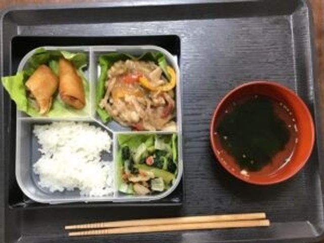 美味しそうな昼食 食堂 彩り豊かな食事が並ぶ食堂です。栄養バランスに配慮されたメニューで、日々の活力をサポートします。