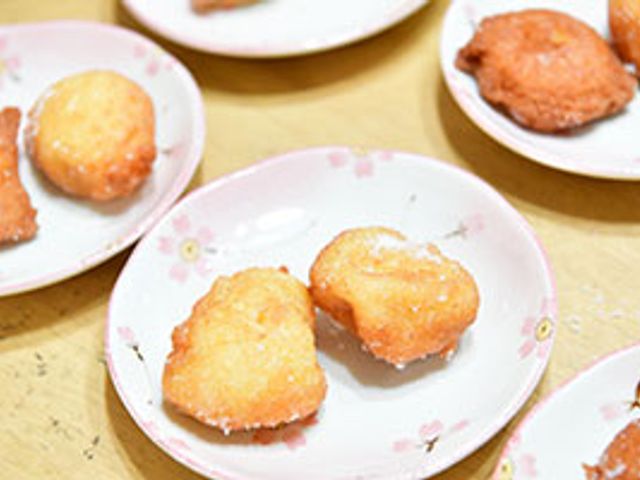 菓子が並ぶ皿 ダイニングルーム 提供されるおやつは、利用者に楽しい時間を提供します。スタッフと新たな会話が生まれる機会です。