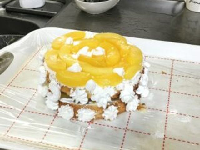 デザートのキッチン キッチン スタッフが心を込めて準備するデザートです。甘い一品が食事の時間をより楽しみにしてくれます。