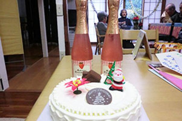 テーブルとケーキのある室内