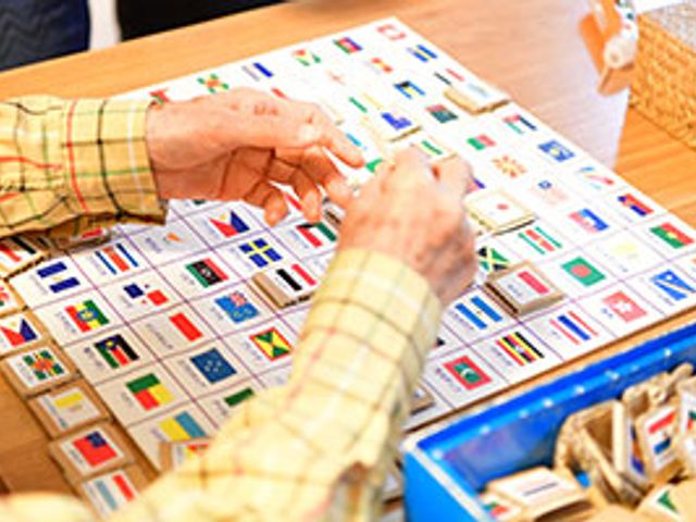 楽しいゲームの時間 多目的室 色とりどりのカードを使い、楽しく脳トレをして過ごせる空間です。交流やリラックスに最適です。