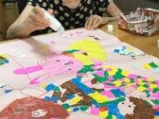 手作り作業の様子 多目的室 色とりどりの手作り作品を楽しむ時間です。和やかな雰囲気の中で創作活動が進められます。