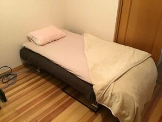 シンプルなベッド居室 居室 落ち着いた色調の居室は快適な休息をサポートします。シンプルなベッドでのゆったりとした時間を過ごせます。