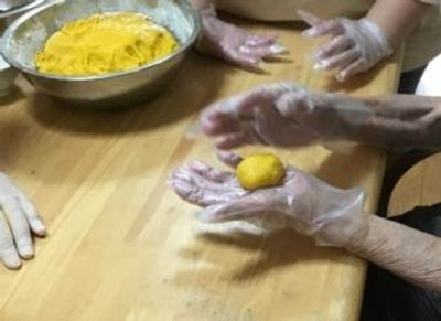 料理を楽しむ様子