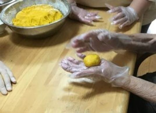 料理を楽しむ様子