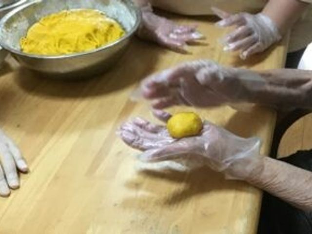 料理を楽しむ様子 料理 手作りお菓子を通じて、入居者やスタッフが楽しく交流する場面です。リラックスした雰囲気の中で、施設の人々が親睦を深めています。