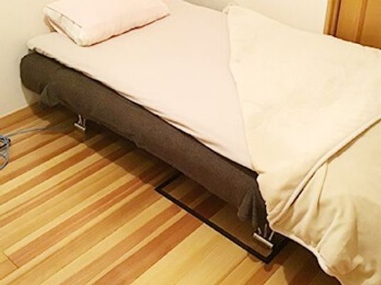 シンプルなベッドの居室  