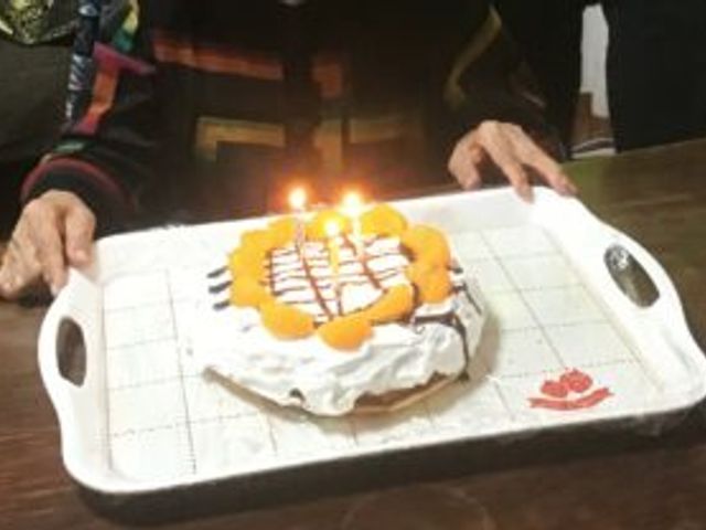 誕生日ケーキを楽しむ場面 ダイニングルーム 誕生日を祝うために、手作りケーキが用意されています。温かな雰囲気で、楽しいひとときを過ごせます。
