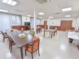 広々とした明るい食堂
