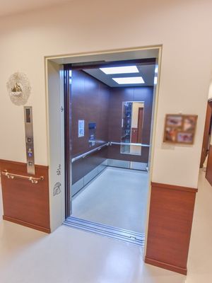 モダンなエレベーターの入口
