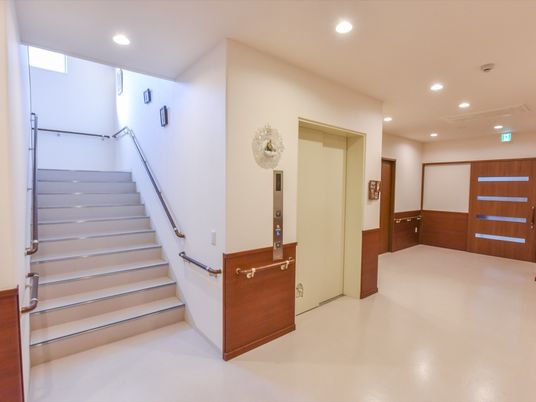 明るい広い廊下