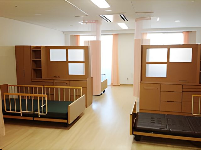 明るい居室 居室 広々とした明るい居室で、自然光がたっぷり入ります。個別の空間を確保でき、落ち着ける環境です。