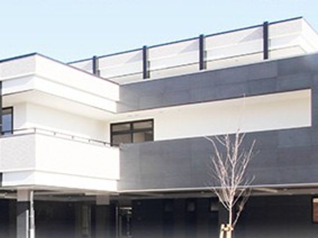 モダンな建物の外観 外観 スタイリッシュで清潔感のある建物です。明るい雰囲気の中で働くことができます。