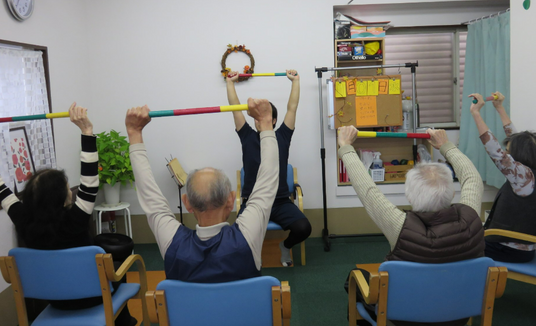運動中の高齢者たちの部屋