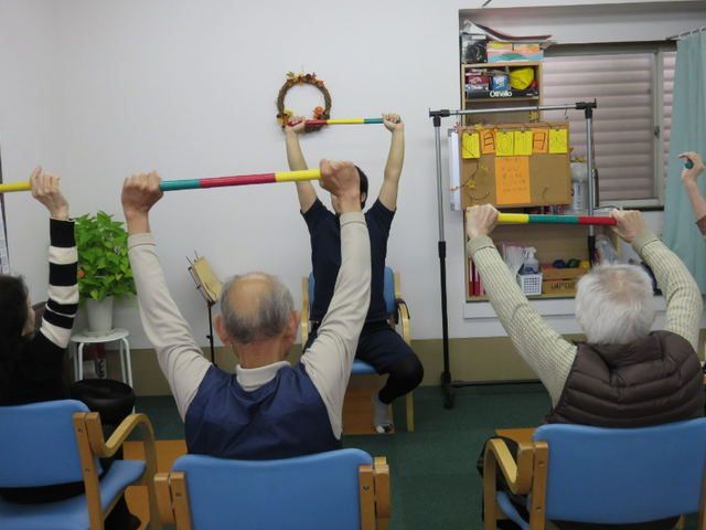 運動中の高齢者たちの部屋 機能訓練室 自然光が差し込む中、心地よい雰囲気で機能訓練が行われています。リラックスしながら体を動かせます。
