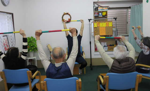 運動中の高齢者たちの部屋 機能訓練室 自然光が差し込む中、心地よい雰囲気で機能訓練が行われています。リラックスしながら体を動かせます。