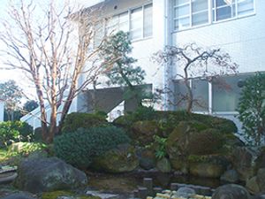 木々が茂る外観