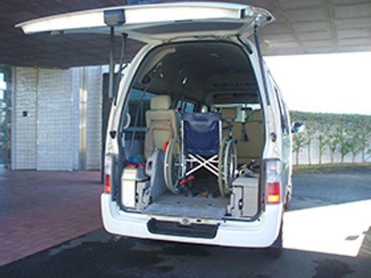 車椅子が積まれた車両