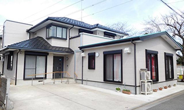 居心地の良い外観 外観 落ち着いた色合いが特徴の住みやすい空間です。ゆったりとしたアプローチが魅力です。