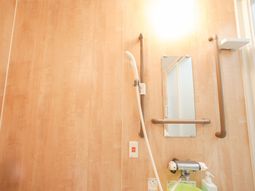 浴室の手すりと鏡