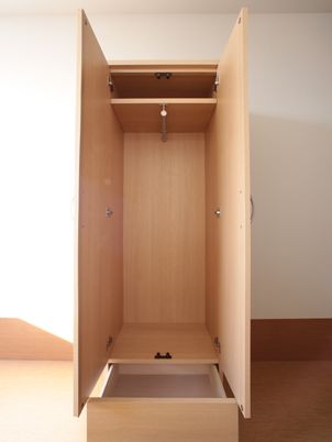 開いた木製のクローゼット