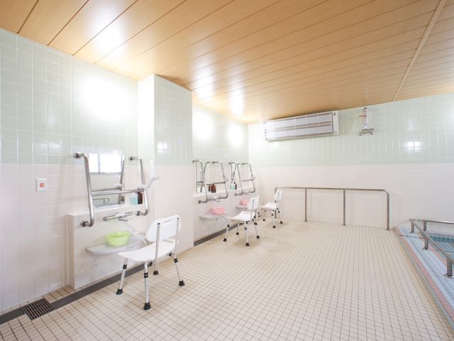 バリアフリー設計の浴室 浴室 広々とした清潔感のあふれる浴室で、安全に配慮された設備が整っており、快適な入浴をサポートします。