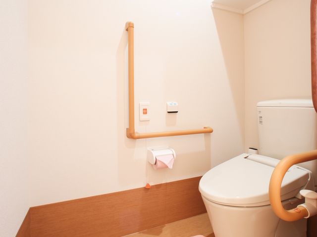 手すり付き清潔なトイレ トイレ 安全に配慮されたトイレは、手すりが設置されており、安心してお使いいただけます。清潔感のあふれる空間です。