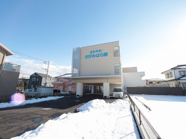 施設の外観と雪景色 外観 清潔感のある白を基調とした建物が目を引きます。周囲には雪が積もり、四季の変化を感じられる環境です。