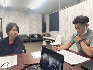 スタッフが話し合う休憩室  