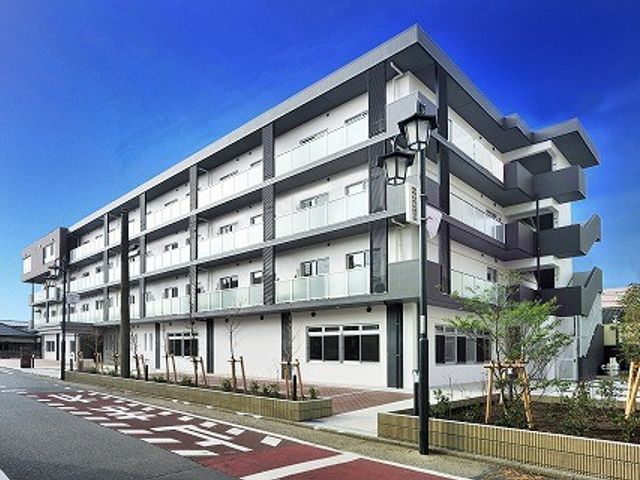 モダンな建物の外観 外観 落ち着いた雰囲気のあるシンプルでモダンなデザインが特徴です。介護施設として整った設備が期待できます。
