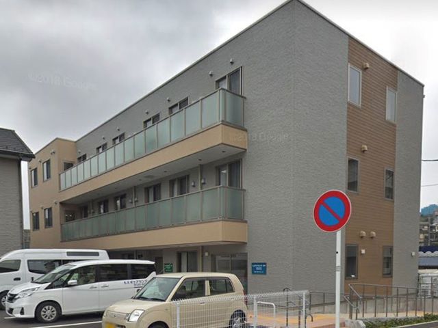 多階層の施設外観 外観 清潔感のあふれる外観は、心地よい環境での就業を期待させます。多様な部屋の窓が均等に配された建物です。