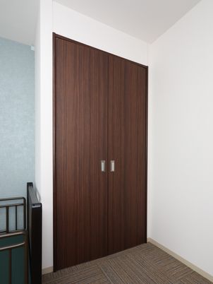 茶色の洋室のドア