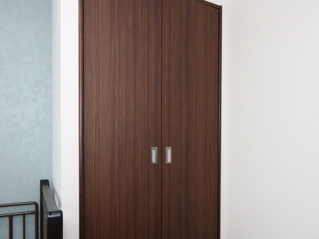 茶色の洋室のドア 居室 シンプルで落ち着いた色合いの洋室の入口です。プライバシーを重視した設計になっております。