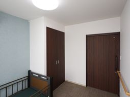 シンプルな居室の内観