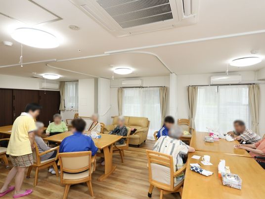 共有空間でくつろぐ人々