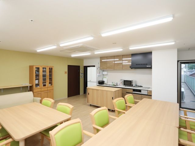 明るく広々としたダイニング 食堂 配色にこだわった明るいダイニングで、共に食事の時間を楽しめます。清潔感があり、居心地の良い空間です。