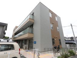 現代的な外観の建物