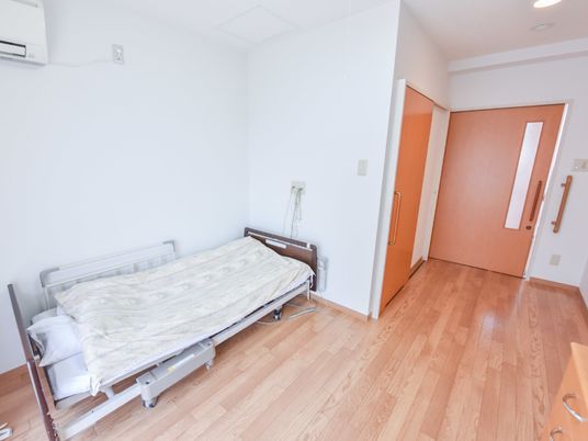 明るい床の綺麗な居室