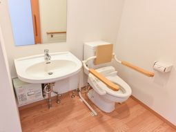 手すり付トイレの内観