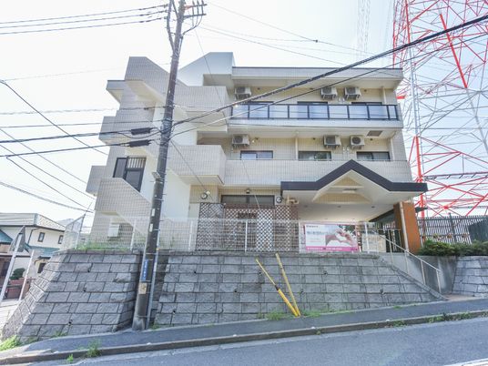 明るい外観の建物