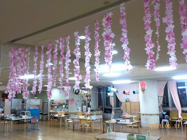 飾りつけのある食堂 食堂   天井から花飾りが下がる明るい食堂です。広めの空間で、食事や談話の場として使いやすそうです。