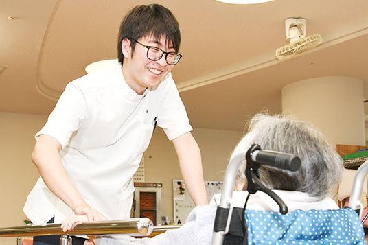 笑顔で話す男性スタッフの室内