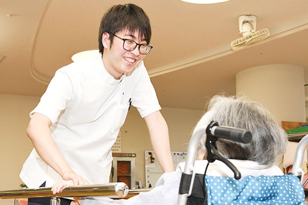 笑顔で話す男性スタッフの室内