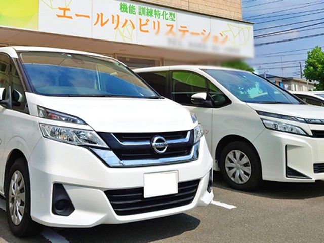 看板駐車場スペース 看板 施設の駐車場エリアには、複数の車が停められ便利です。看板が施設の目印となっています。