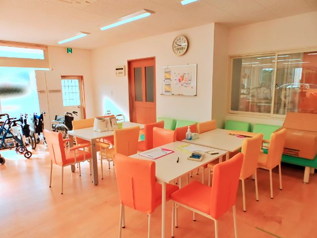 明るい共用スペース 食堂 テーブルやイスが整然と配置された居心地の良い空間です。この場所での食事や交流が、日々の潤いになります。