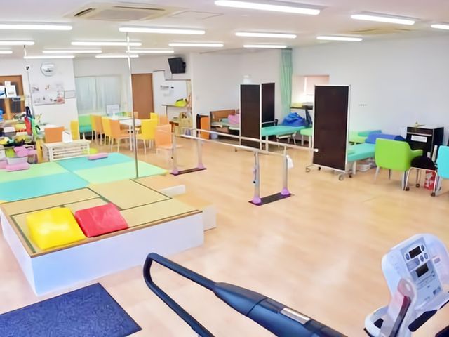 広々とした機能訓練室 機能訓練室 広々とした空間で、様々なリハビリ器具が揃っており、ゆったりと体を動かせる環境が整っています。