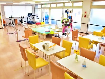 明るく開放的なダイニング