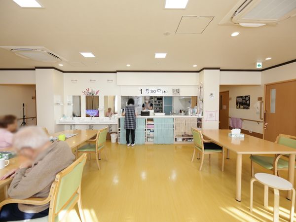 明るい食堂の様子